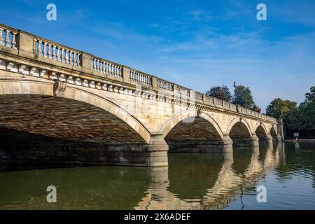 Hyde Park Londra, soleggiata mattina d'autunno, Long Water fino al ponte Serpentine Stone con cieli blu, Londra, Inghilterra, Regno Unito, 2023 Foto Stock