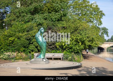 Hyde Park London, scultura ISIS di Simon Gudgeon, sulla riva del Serpentine rappresenta la dea egiziana della maternità, Londra, Inghilterra, Regno Unito, 2023 Foto Stock