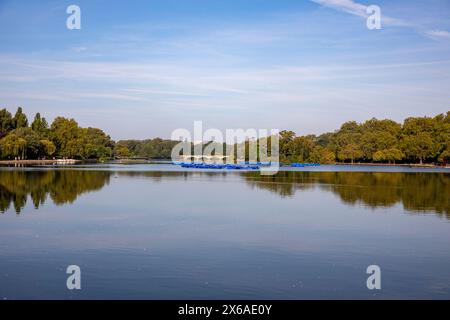 Hyde Park Londra in una giornata del 23 settembre con le onde termiche, area del parco di Londra famosa per passeggiate e gite in barca, Inghilterra, Regno Unito Foto Stock