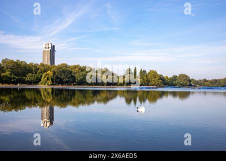 Il Serpentine Hyde Park London, edificio della caserma di Hyde Park si riflette nell'acqua del lago naturale nel giorno delle ondate di calore di settembre, Long Water, Londra, Inghilterra, Regno Unito Foto Stock