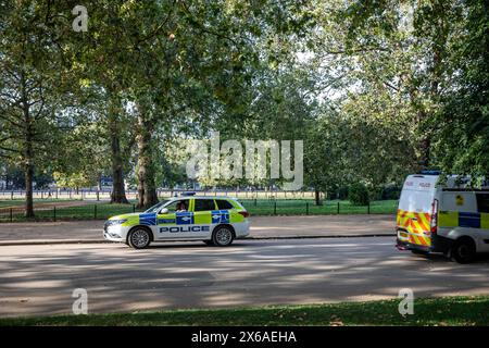 Hyde Park London, auto della polizia BMW e furgone della polizia metropolitana di pattuglia nel Royal Park, Londra, Inghilterra, Regno Unito Foto Stock