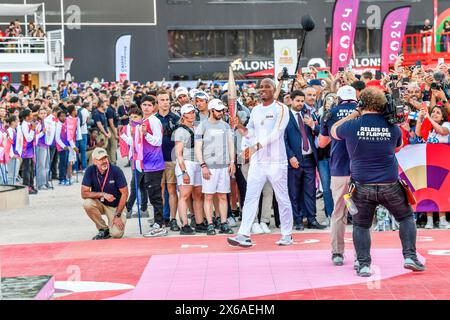 Marsiglia, Francia. 9 maggio 2024. L'ex giocatore ivoriano dell'Olympique de Marseille Didier Drogba accende il calderone della fiamma olimpica allo stadio Velodrome di Marsiglia. Lo stadio del velodromo di Marsiglia è il terminal della prima tappa del viaggio della fiamma olimpica attraverso la Francia fino all'arrivo a Parigi per la cerimonia di apertura dei Giochi Olimpici di Parigi 2024 il 26 luglio 2024. Credito: SOPA Images Limited/Alamy Live News Foto Stock