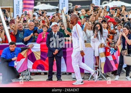 Marsiglia, Francia. 9 maggio 2024. L'ex giocatore ivoriano dell'Olympique de Marseille Didier Drogba accende il calderone della fiamma olimpica allo stadio Velodrome di Marsiglia. Lo stadio del velodromo di Marsiglia è il terminal della prima tappa del viaggio della fiamma olimpica attraverso la Francia fino all'arrivo a Parigi per la cerimonia di apertura dei Giochi Olimpici di Parigi 2024 il 26 luglio 2024. (Credit Image: © Laurent Coust/SOPA Images via ZUMA Press Wire) SOLO PER USO EDITORIALE! Non per USO commerciale! Foto Stock