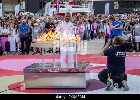 Marsiglia, Francia. 9 maggio 2024. L'ex giocatore ivoriano dell'Olympique de Marseille Didier Drogba accende il calderone della fiamma olimpica allo stadio Velodrome di Marsiglia. Lo stadio del velodromo di Marsiglia è il terminal della prima tappa del viaggio della fiamma olimpica attraverso la Francia fino all'arrivo a Parigi per la cerimonia di apertura dei Giochi Olimpici di Parigi 2024 il 26 luglio 2024. (Credit Image: © Laurent Coust/SOPA Images via ZUMA Press Wire) SOLO PER USO EDITORIALE! Non per USO commerciale! Foto Stock