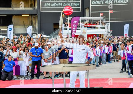 Marsiglia, Francia. 9 maggio 2024. L'ex giocatore ivoriano dell'Olympique de Marseille Didier Drogba accende il calderone della fiamma olimpica allo stadio Velodrome di Marsiglia. Lo stadio del velodromo di Marsiglia è il terminal della prima tappa del viaggio della fiamma olimpica attraverso la Francia fino all'arrivo a Parigi per la cerimonia di apertura dei Giochi Olimpici di Parigi 2024 il 26 luglio 2024. (Credit Image: © Laurent Coust/SOPA Images via ZUMA Press Wire) SOLO PER USO EDITORIALE! Non per USO commerciale! Foto Stock