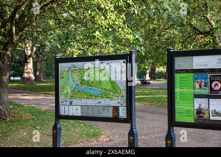 Hyde Park Londra in autunno, ingresso al parco e cartelli per informazioni turistiche e mappa per i luoghi nel Royal Park, Central London, Inghilterra, Regno Unito, 2023 Foto Stock