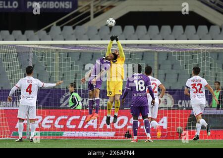 Nicolas Gonzalez (Fiorentina) Michele di Gregorio (Monza) durante la partita di serie A italiana tra la Fiorentina 2-1 Monza allo Stadio Artemio Franchi il 13 maggio 2024 a Firenze. Crediti: Maurizio Borsari/AFLO/Alamy Live News Foto Stock