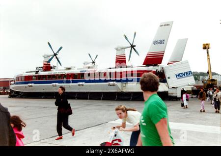 Hoverspeed, British Ferries, Saunders-Roe SR. Hovercraft di classe N4 Mountbatten con passeggeri che sbarcano da un altro hovercraft non in vista sul servizio di rotta da dover a Calais. Hovercraft chiamato Prince of Wales, GH-2054, a dover. Il GH-2054 era il sesto SR. Costruito in N4, come Mk. II, rottamato nel 1993 a seguito di un incendio elettrico nell'hoverport. Foto Stock