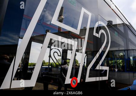 Cracovia, Polonia. 13 maggio 2024. Il cartello H2 è visibile su un lato dell'autobus a idrogeno mentre Cracovia introduce un nuovo bus a idrogeno Mercedes-Benz eCitaro Fuel Cell nei suoi trasporti pubblici durante la conferenza stampa. Il nuovo autobus alimentato a idrogeno si unirà alla flotta di Cracovia su una linea di autobus regolare. L'autobus viene trasportato da una stazione mobile. Cracovia prevede di far crescere la flotta di idrogeno. Credito: SOPA Images Limited/Alamy Live News Foto Stock