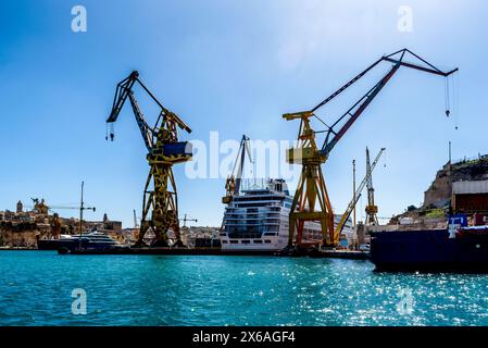 Enormi gru per cantieri navali a Malta. La Valletta dispone di un porto marittimo profondo per la navigazione e di enormi bacini di carenaggio per lavori di cantiere. Foto Stock