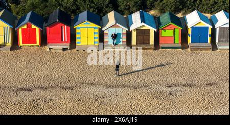 Melbourne, Australia. Vista aerea delle cabine da bagno di Brighton Beach sulle rive della baia di Port Phillip. Foto Stock