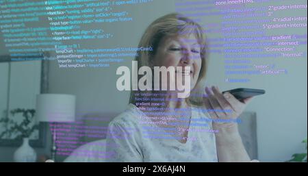 Immagine dell'elaborazione dei dati su una donna caucasica anziana che parla sullo smartphone Foto Stock