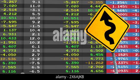 Immagine dell'elaborazione dei dati finanziari e del cartello stradale giallo con la freccia Foto Stock