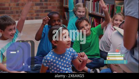 Immagine delle icone degli oggetti scolastici su scolari diversi che alzano le mani Foto Stock