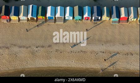 Melbourne, Australia. Vista aerea delle cabine da bagno di Brighton Beach sulle rive della baia di Port Phillip. Foto Stock