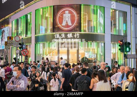 Hong Kong, Cina. 3 maggio 2024. I pedoni passano accanto alla filiale della Hang Seng Bank di Hong Kong. Credito: SOPA Images Limited/Alamy Live News Foto Stock