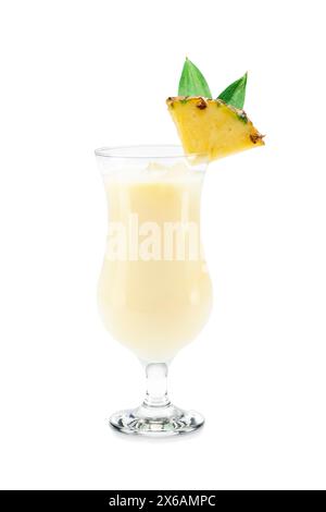 Pina colada cocktail guarnita con ananas isolato su sfondo bianco. Bevanda alcolica caraibica a base di succo di ananas, crema di cocco e. Foto Stock