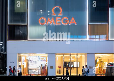 Hong Kong, Cina. 3 maggio 2024. I pedoni passano davanti al negozio svizzero Omega di Hong Kong. (Foto di Sebastian ng/SOPA Images/Sipa USA) credito: SIPA USA/Alamy Live News Foto Stock