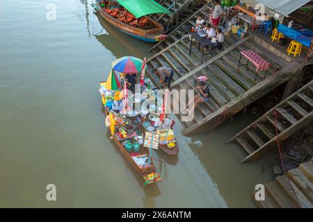 Samut Songkhram, Tailandia - 17 marzo 2024 : mercato galleggiante, barca di venditori locali che vendono cibo, attrazione turistica viaggiatori nazionali e stranieri Foto Stock