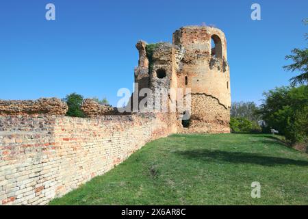 Muro in mattoni rovinato con torre rotonda della Fortezza Bac, Vojvodina, Serbia Foto Stock