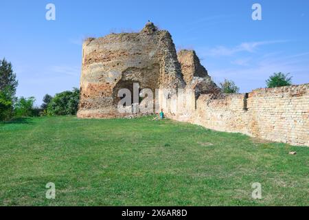 Mura in mattoni rovinate, torre rotonda della Fortezza Bac, Vojvodina, Serbia Foto Stock