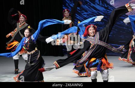 Pechino, Cina. 13 maggio 2024. Gli attori della Prefettura autonoma tibetana di Yushu della provincia del Qinghai della Cina nord-occidentale si esibiscono a Pechino, capitale della Cina, il 13 maggio 2024. Trenta attori, tutti agricoltori e pastori in carriera, hanno presentato 10 spettacoli, tra cui danza, coro e brevi commedie qui il lunedì sera. Crediti: Li Xin/Xinhua/Alamy Live News Foto Stock