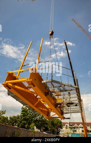 sul processo di smontaggio della gru a torre e sul sollevamento di parti della gru a torre Foto Stock