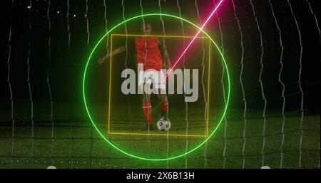 Immagine di forme geometriche al neon che ruotano sopra un giocatore di calcio afroamericano maschile Foto Stock