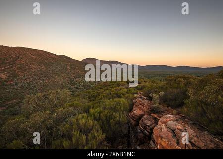 Flinders Ranges al tramonto, con vista sulla natura selvaggia Foto Stock