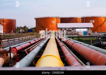 pile di industrie nelle centrali elettriche e nel trasporto di rifiuti nelle centrali elettriche e nei serbatoi di stoccaggio dell'acqua Foto Stock