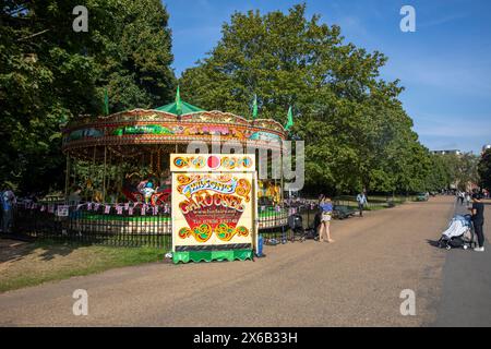 Kensington Gardens London, giostre a carosello per fiere funebri Wilsons lungo la Broad Walk nel parco di Londra, Inghilterra, Regno Unito, 2023 Foto Stock