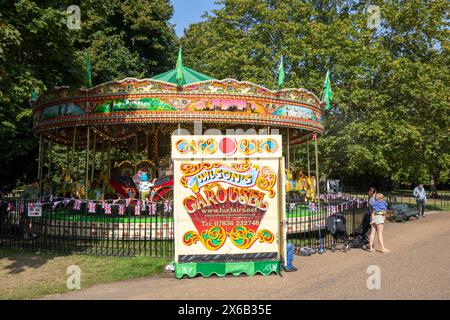 Kensington Gardens London, giostre a carosello per fiere funebri Wilsons lungo la Broad Walk nel parco di Londra, Inghilterra, Regno Unito, 2023 Foto Stock