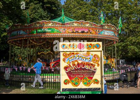 Kensington Gardens London, giostre a carosello per fiere funebri Wilsons lungo la Broad Walk nel parco di Londra, Inghilterra, Regno Unito, 2023 Foto Stock