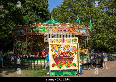 Kensington Gardens London, giostre a carosello per fiere funebri Wilsons lungo la Broad Walk nel parco di Londra, Inghilterra, Regno Unito, 2023 Foto Stock