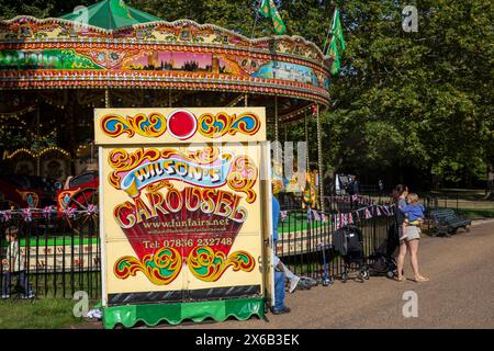 Kensington Gardens London, giostre a carosello per fiere funebri Wilsons lungo la Broad Walk nel parco di Londra, Inghilterra, Regno Unito, 2023 Foto Stock