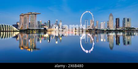 Singapore skyline della città di notte Foto Stock