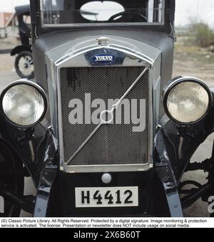 Volvo negli anni '1920 La prima auto Volvo ha lasciato la fabbrica il 14 aprile 1927 ed è una data importante nella storia Volvo. Nella foto: La prima berlina Volvo, la PV4, è stata introdotta nell'estate del 1927 e l'anno successivo è stata lanciata una versione alternativa "Special". Il corpo del PV4 era basato sul principio di Weymann, con un telaio in legno isolato senza contatto legno-legno tra i componenti e un telaio rivestito con pelle artificiale invece che acciaio. Le sedie possono essere trasformate in un comodo letto per due persone. Foto Stock