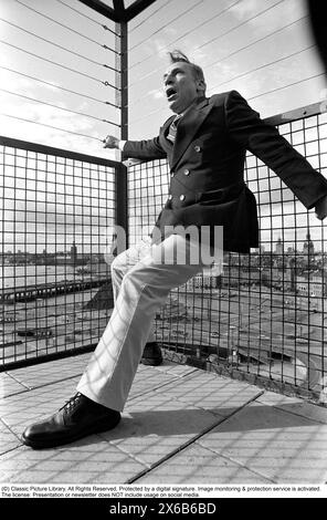 Mel Brooks. Regista e attore americano nato nel 1926. Nella foto del 1974, quando visiti la Svezia e l'ascensore Katarina, un ascensore passeggeri a Stoccolma nella zona di Slussen. È raffigurato quando si trova al più alto livello della piattaforma e scherza come se avesse paura delle altezze. Kristoffersson rif. 10-24 Foto Stock