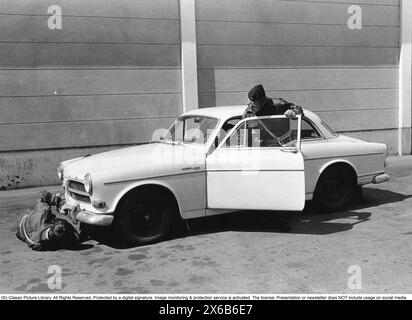 Volvo Amazon. Un'autovettura Volvo che è stata lanciata per i concessionari a Skövde il 3 agosto 1956 e per il pubblico il 1-2 settembre 1956. Il modello Volvo Amazon è stato lanciato come successore della Volvo PV 444. Due poliziotti stanno facendo un'ispezione di una Volvo Amazon 121 serie 1974. Foto Stock