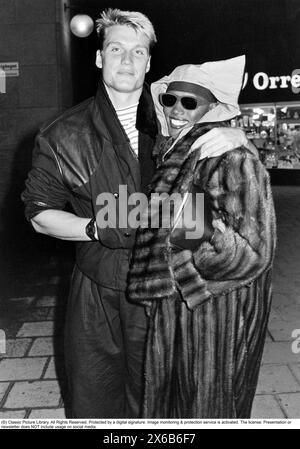 Dolph Lundgren. Attore svedese nato nel 1957. Nella foto con Grace Jones. Erano una coppia al momento in cui hanno recitato nel film di James Bond A view to a Kill 1985. Nel 1985, Lundgren ebbe un ruolo rivoluzionario nel ruolo del cattivo principale nei panni di un imponente pugile sovietico di nome Ivan Drago in Rocky IV di Sylvester Stallone, nella foto quando a Stoccolma in Svezia nel 1985. *** Didascalia locale *** Foto Stock