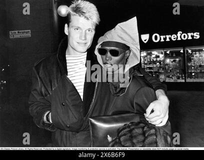 Dolph Lundgren. Attore svedese nato nel 1957. Nella foto con Grace Jones. Erano una coppia al momento in cui hanno recitato nel film di James Bond A view to a Kill 1985. Nel 1985, Lundgren ebbe un ruolo rivoluzionario nel ruolo del cattivo principale nei panni di un imponente pugile sovietico di nome Ivan Drago in Rocky IV di Sylvester Stallone, nella foto quando a Stoccolma in Svezia nel 1985. *** Didascalia locale *** Foto Stock