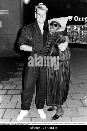 Dolph Lundgren. Attore svedese nato nel 1957. Nella foto con Grace Jones. Erano una coppia al momento in cui hanno recitato nel film di James Bond A view to a Kill 1985. Nel 1985, Lundgren ebbe un ruolo rivoluzionario nel ruolo del cattivo principale nei panni di un imponente pugile sovietico di nome Ivan Drago in Rocky IV di Sylvester Stallone, nella foto quando a Stoccolma in Svezia nel 1985. *** Didascalia locale *** Foto Stock