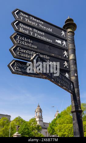 Cartello bilingue per le attrazioni di Gorsedd Gardens Road, Cathays Park, Cardiff, Galles Foto Stock