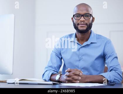 Ritratto, uomo nero e contabile in ufficio, computer e fiducia con consulente finanziario, startup e occhiali. Faccia, persona africana ed economia Foto Stock