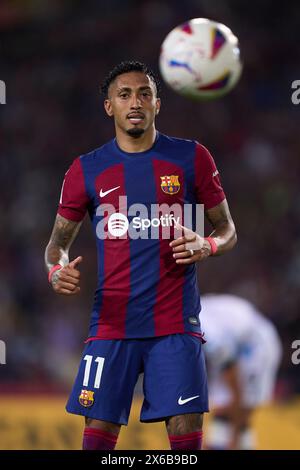 Barcellona, Spagna. 13 maggio 2024. Raphinha del FC Barcelona guarda durante la partita LaLiga EA Sports tra FC Barcelona e Real Sociedad all'Estadi Olimpic Lluis Companys il 13 maggio 2024 a Barcellona, Spagna. ( Credito: QSP/Alamy Live News Foto Stock