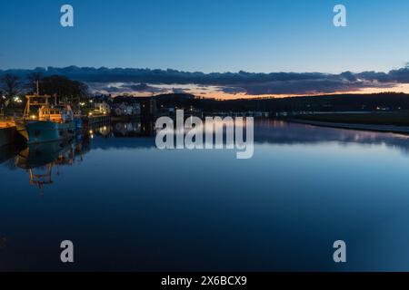 Tramonto sul porto sul fiume Dee, Kirkcudbright, Scozia, Regno Unito. Aprile 2024 Foto Stock