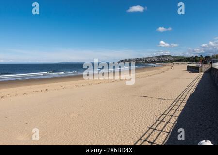 Vista lungo la spiaggia di Colwyn Bay verso Llanddulas Galles del Nord Regno Unito aprile 2024 Foto Stock