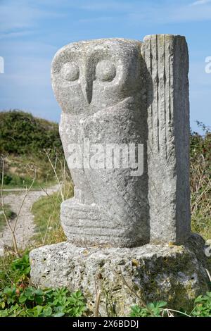 Gufo scolpito nella pietra di Portland al Tout Quarry Sculpture Park, Isola di Portland, Dorset, Regno Unito, ottobre 2023. Foto Stock