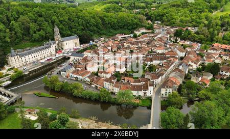 Riprese aeree con drone di Brantôme Francia Venezia del Périgord città insulare storica abbazia benedettina ansa del fiume Dronne gomito Foto Stock
