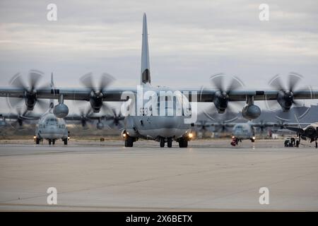 U.S. Marine Corps KC-130J Super Hercules assegnato al Marine Aerial Refueler Transport Squadron (VMGR) 352, Marine Aircraft Group 11, 3rd Marine Aircra Foto Stock